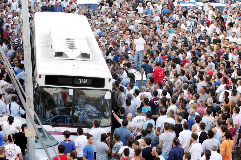 המהומה אחרי הפיגוע בקו 165 בשפרעם, אוגוסט 2005 (צילום: גיל נחושתן) פיגוע הירי שביצע חייל יהודי בתושבים ערבים בשפרעם בקו 165 ב-2005