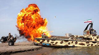 ארכיון 2015 תרגיל של הצי צי של משמרות המהפכה של איראן עם סירה מהירה סירות ב מצר הורמוז המפרץ הפרסי