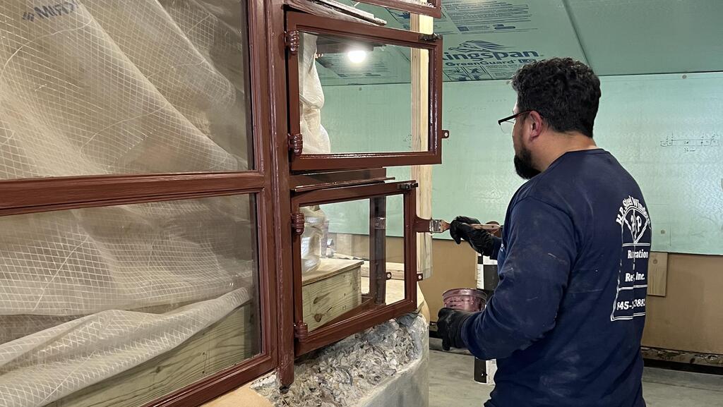Hand-painting the window frames (Photo: courtesy of the Western Pennsylvania Conservancy) במהלך השיקום והשימור, בית האשד