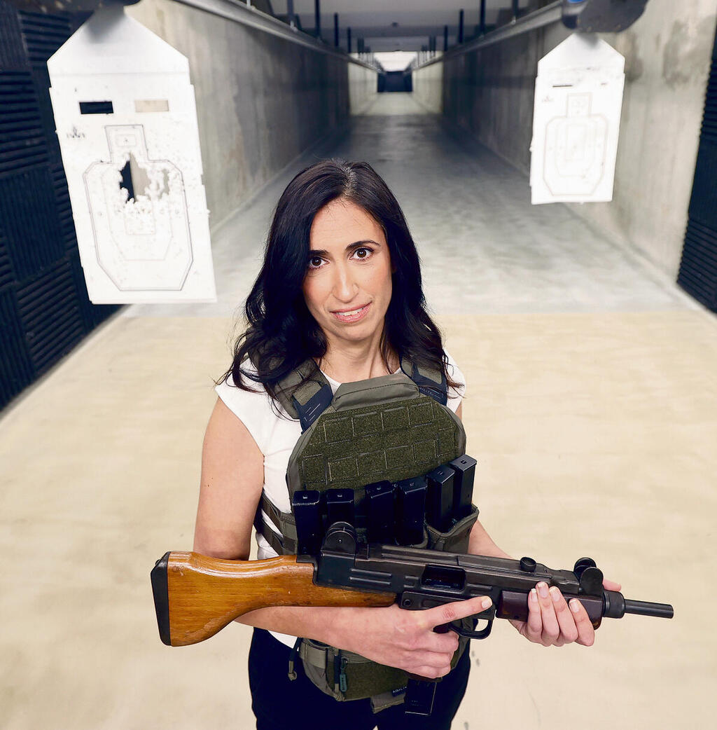 "נשים צריכות יותר להעז". ענבל רבינוביץ' עם רובה עוזי מהסדרה הראשונה, במפעל הנשק בקרית גת