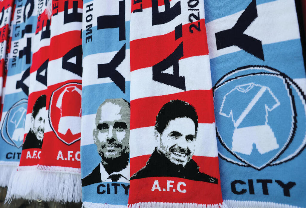 הצעיפים בדוכנים כבר מוכנים