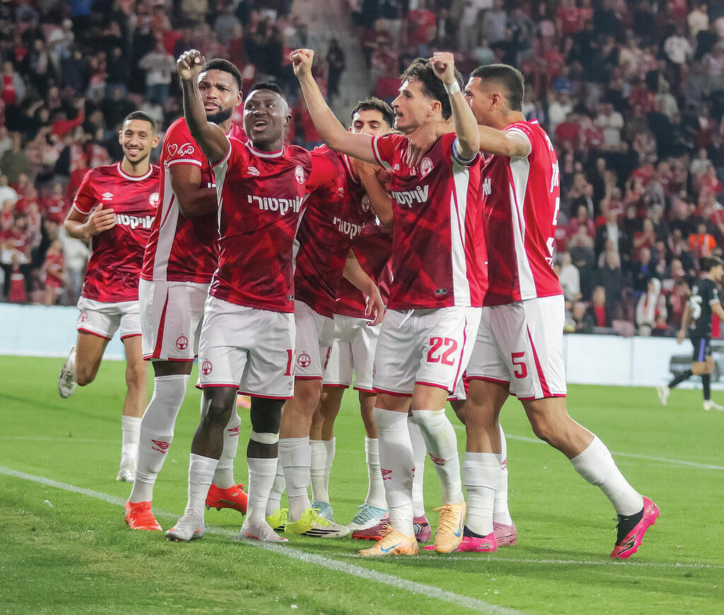 פתחו פער זמני של חמש נקודות בפסגה. שחקני באר־שבע חוגגים | צילום: מאיר אבן חיים