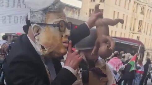 Hate display in Stockholm: Jewish figure tears Palestinian baby from mother’s womb, kills it