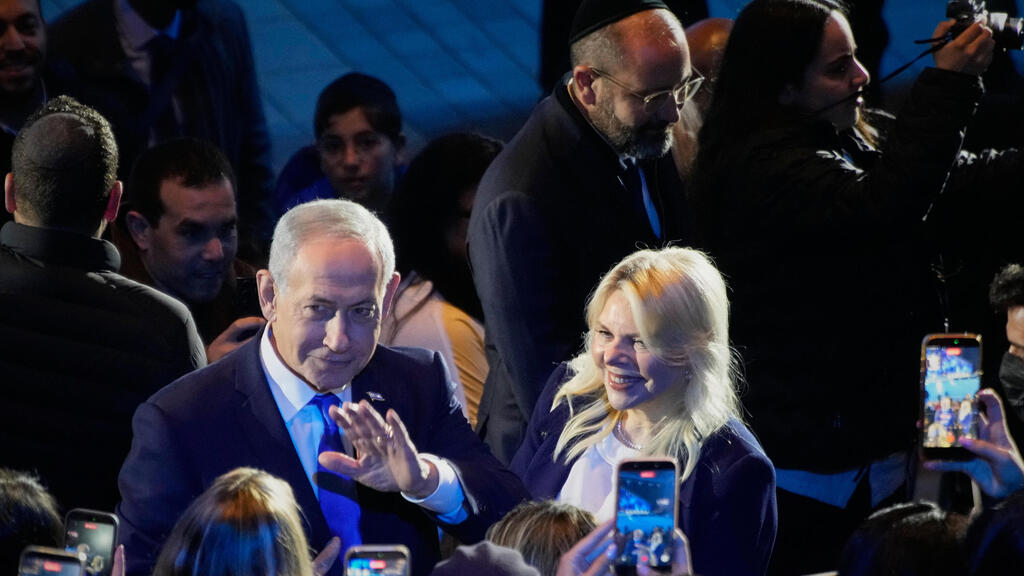 ראש הממשלה נתניהו ורעייתו (צילום: AP Photo/Ohad Zwigenberg) הזוג נתניהו ומיליי בחזרה הגנרלית