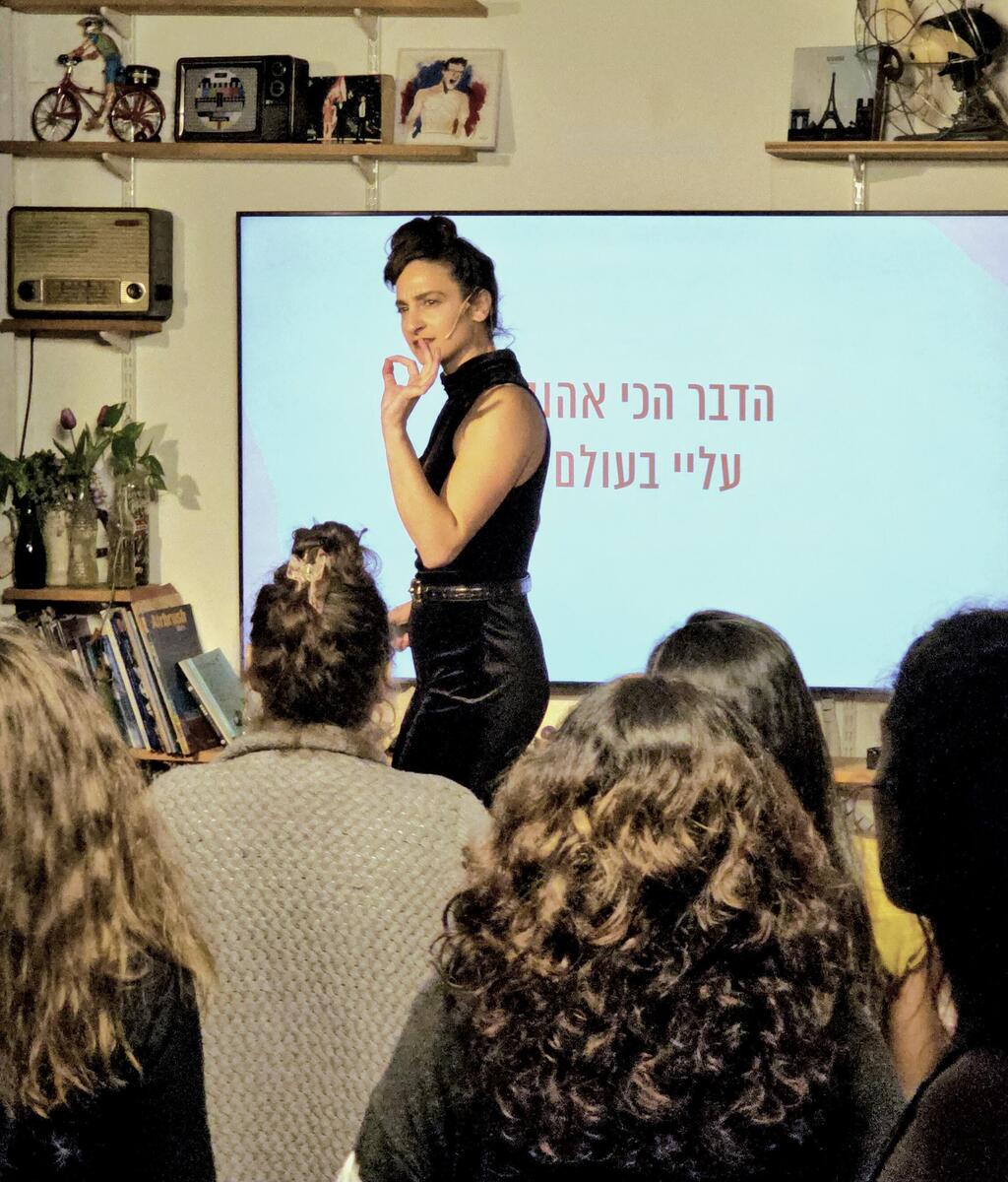 לי סלע. הפכה את ההרצאות שלה למופע (צילום: רפי עגיב) לי סלע