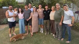 סמ"ר שריה אלבוים ז"ל בתמונה אחרונה עם משפחתו