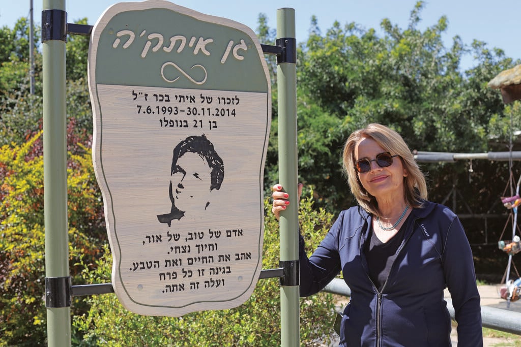 ריקי בגינת ההנצחה לבנה (צילום: יריב כץ) ריקי רוטשילד בגינת ההנצחה לבנה