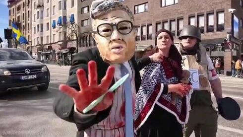 מיצג מזעזע בשבדיה: יהודי קורע תינוק פלסטיני מבטן אימו ורוצח אותו | תיעוד