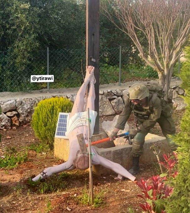 חייל צה"ל מרסק ראש של דמותו של ישו