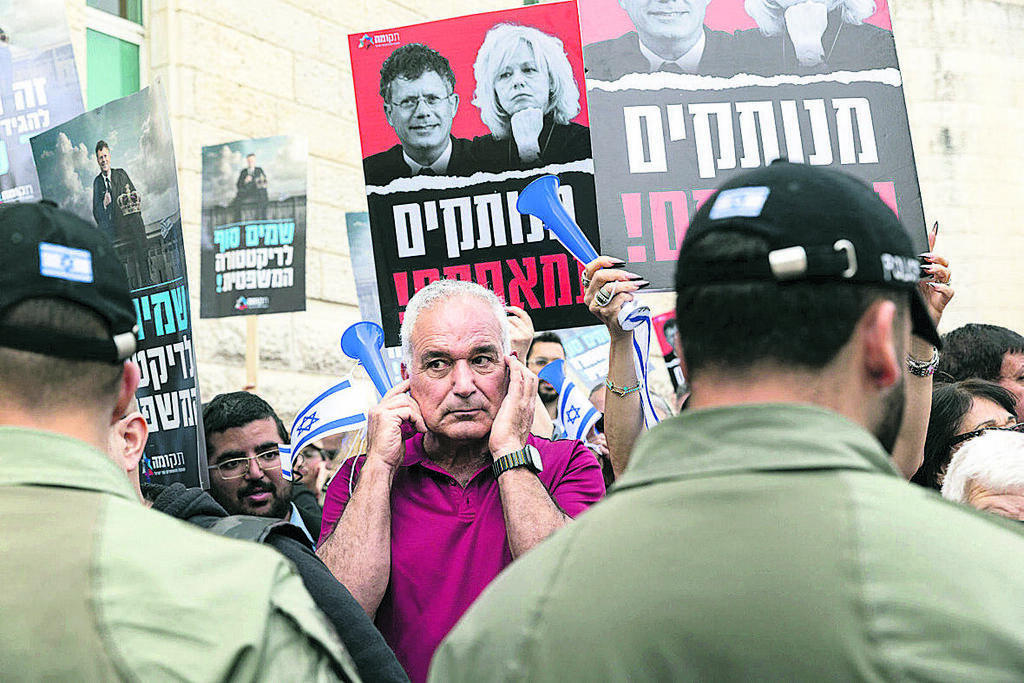 ההפגנה במהלך הדיון בהדחת איתמר בן גביר (צילום: אלכס קולומויסקי) ההפגנה במהלך הדיון בהדחת איתמר בן גביר