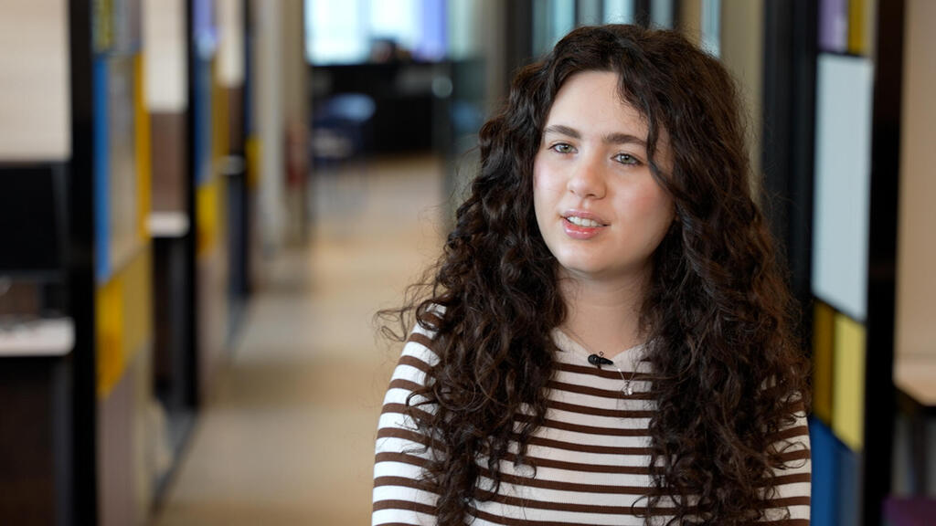 "זה מסלול שנותן המון הזדמנויות, זה מסלול שפתח לי דלתות", מיה כבישי (מתוך הכתבה) מיה כבישי כתבת בגרות הייטק עמותת שוות