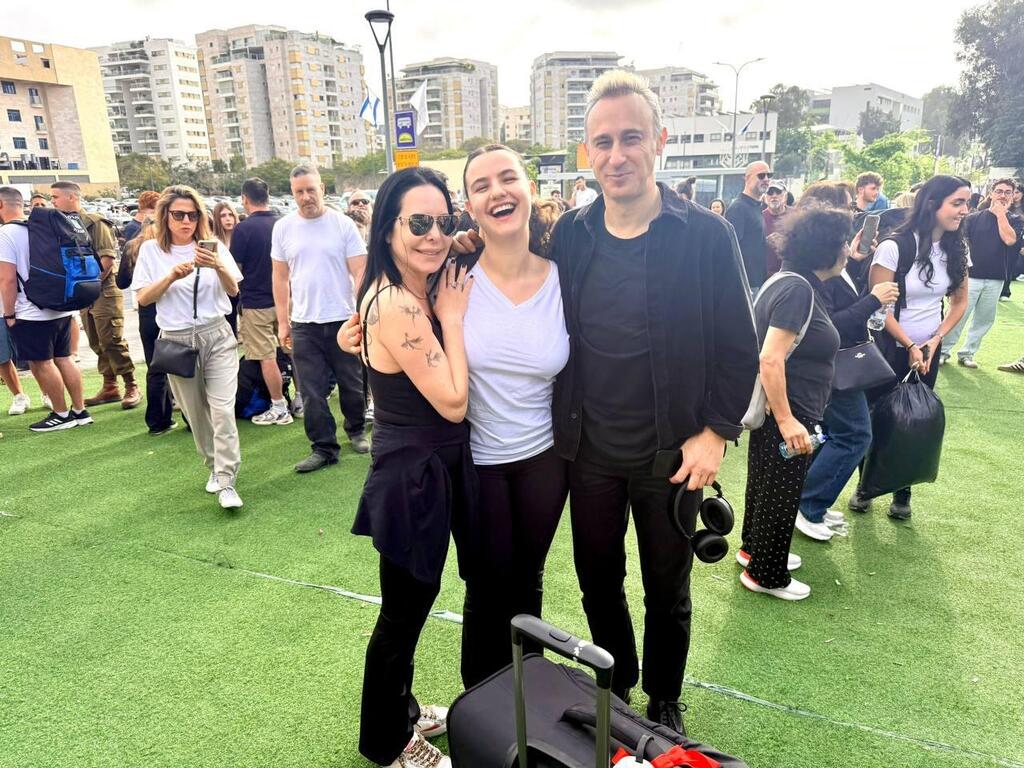 הכל נשאר במשפחה. מיכל ואסף אמדורסקי יחד עם בתם נינה דבש בלשכת הגיוס (צילום מסך: אינסטגרם ) מיכל אסף אמדורסקי גיוס הבת נינה דבש