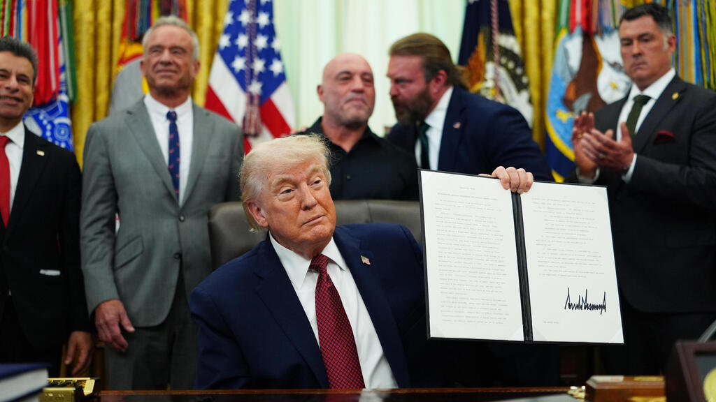 נשיא ארה"ב דונלד טראמפ חתם על צו להאצת אישורי FDA לטיפולים פסיכדליים (צילום: AP Photo / Julia Demaree Nikhinson) נשיא ארה"ב דונלד טראמפ חתם על צו להאצת אישורי FDA לטיפולים פסיכדליים