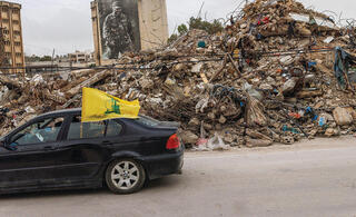 עם דגל חיזבאללה. תושבי דרום לבנון חוזרים לבתיהם, אחרי הפסקת האש שכפה טראמפ על ישראל