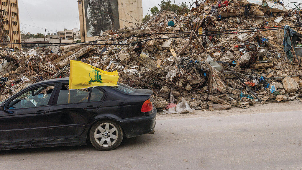 עם דגל חיזבאללה. תושבי דרום לבנון חוזרים לבתיהם, אחרי הפסקת האש שכפה טראמפ על ישראל