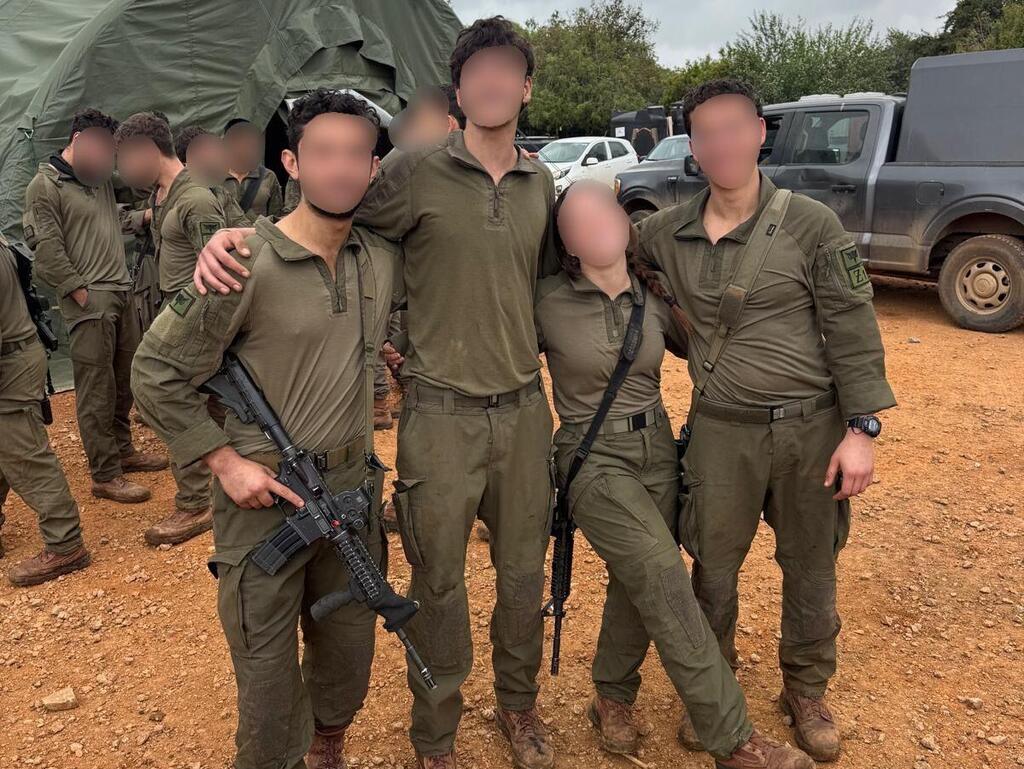 עוף מוזר בתוך פלגה של גברים. סמ"ר ל' והחברים לפלגה (צילום: דובר צה"ל) סמ"ר ל', פרמדיקית, צה"ל