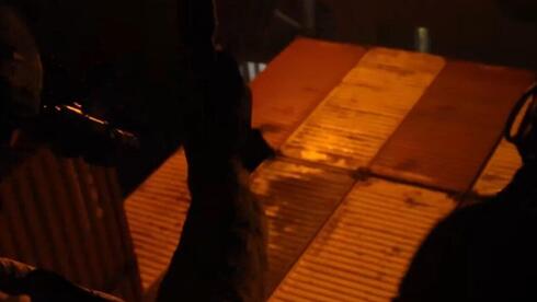 ממריאים מספינה ומשתלשלים מחבלים: תיעוד ההשתלטות על האוניה האיראנית