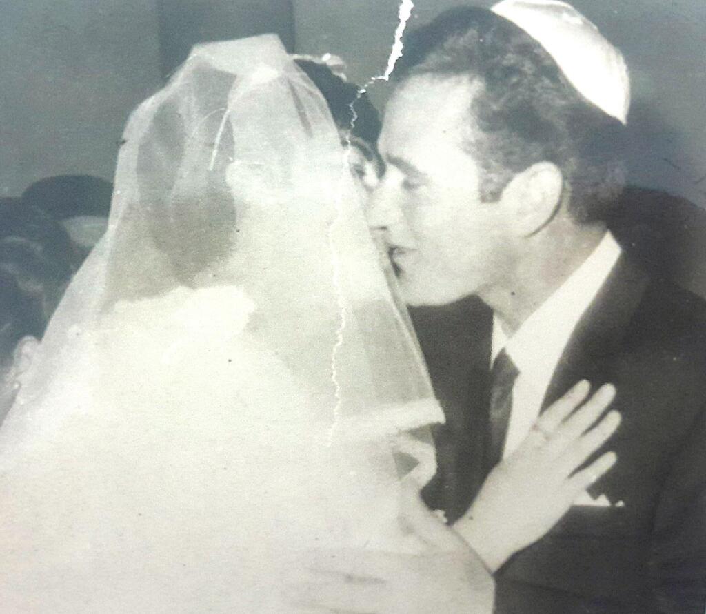 סוזן ודוד אייד ביום חתונתם, מרץ 1969, ברבנות הראשית תל אביב (צילום: אוסף משפחתי) סוזן ודוד אייד