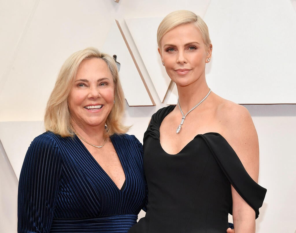 עודדה אותה לעזוב לארץ אחרת (צילום: Amy Sussman/Getty Images) שרליז ת'רון ואמה גרדה