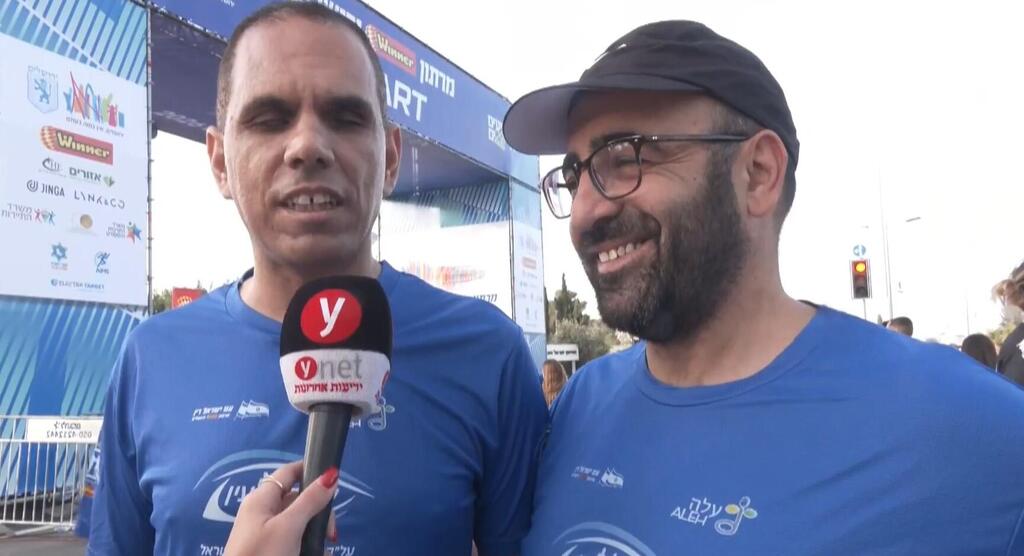 המלווה אורן, ולצדו אוסמא - רץ לקוי ראיה שלקח חלק במרתון Winner ירושלים (צילום: גיל יוחנן) אוסמא, רץ לקוי ראיה שרץ לצד המלווה שלו, אורן, במרתון Winner ירושלים