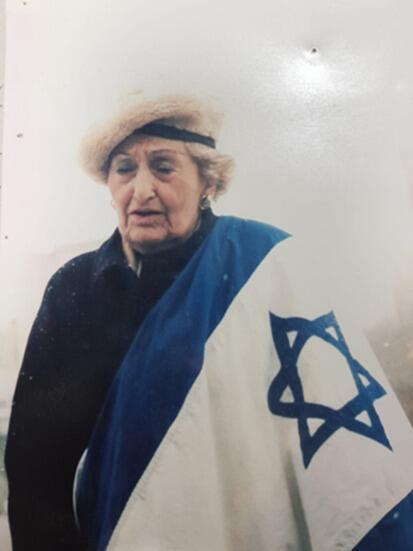He apologized to his late grandmother, Leah Fox-Chen, a Holocaust survivor (Photo: Private album) לאה פוקס-חן, סבתו של ד"ר גילעד חן מבית החולים העמק