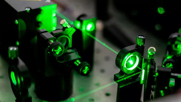 פוטוניקה יכולה להחליף זרמים חשמליים כבדים ולוהטים בקרני אור דקיקות