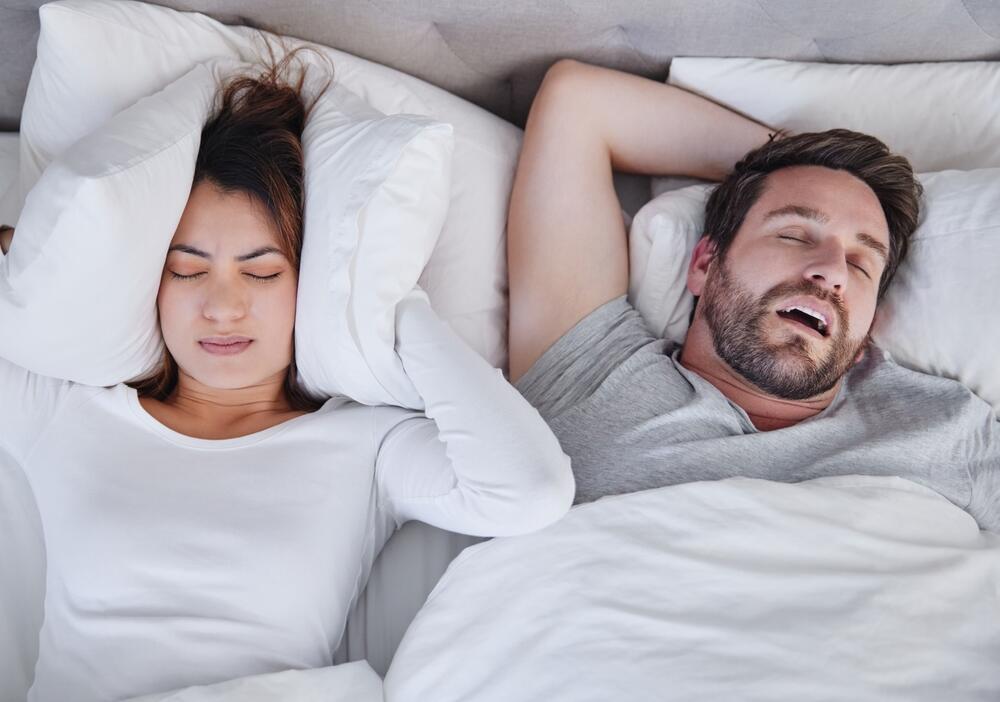 נחירות עלולות להצביע על דום נשימה חסימתי בשינה (צילום: PeopleImages / shutterstock) נחירות עלולות להצביע על דום נשימה חסימתי בשינה