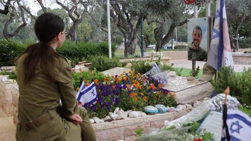אגם עלתה לקברו של איתי שהושב מעזה, שמואל ביקר את בנו הטייס | הקולות מבתי העלמין