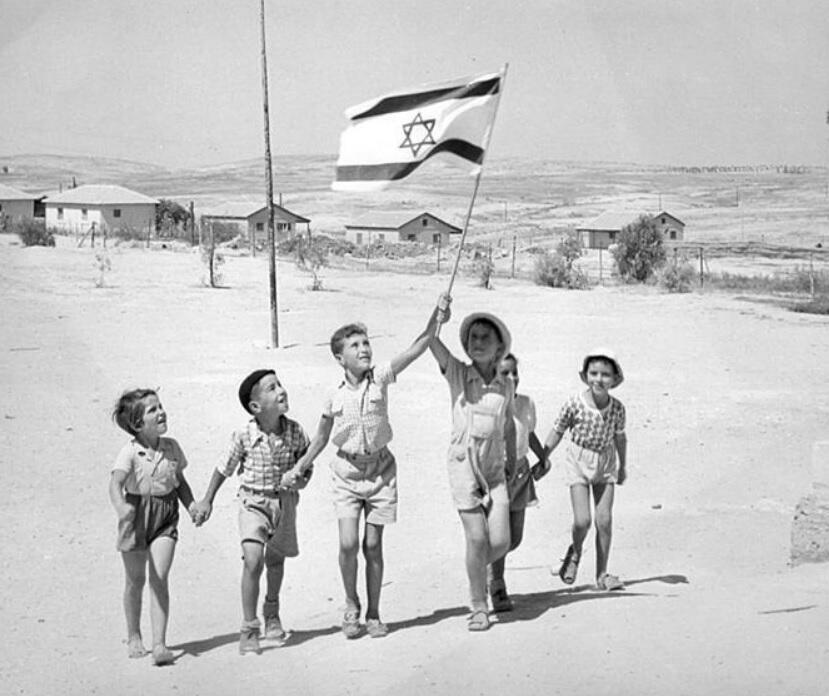 Children with an Israeli flag, Beersheba, 1950s (Photo: Leni Sonnenfeld) ילדים עם דגל ישראל, באר שבע, שנות החמישים