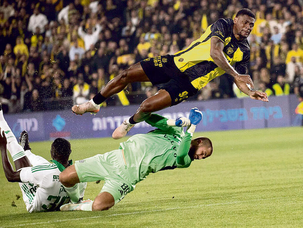 גונסאלס דורס את ירמקוב ומכבי חיפה | צילום: אלכס קולומויסקי