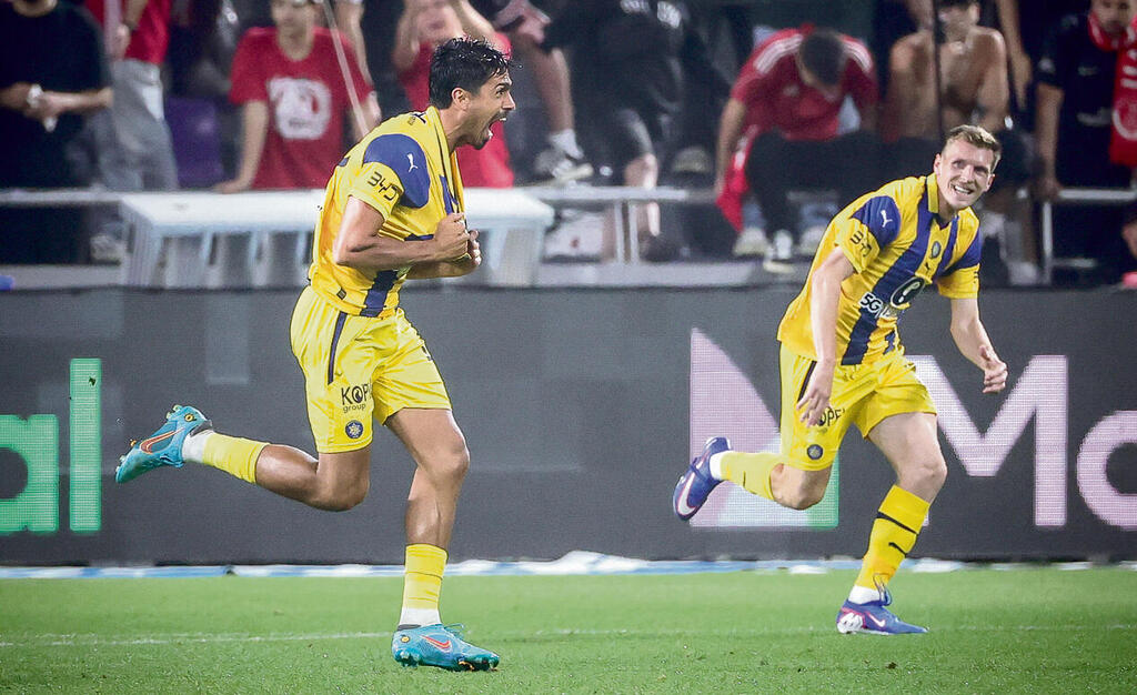 דור פרץ חוגג את שער הניצחון של הצהובים | צילום: עוז מועלם