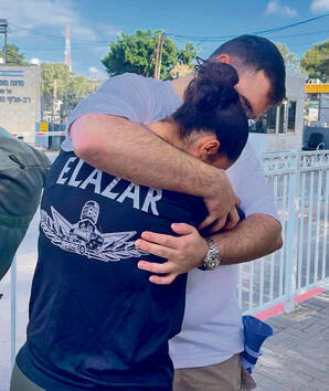 אחת הלוחמות משתחררת ממאסר