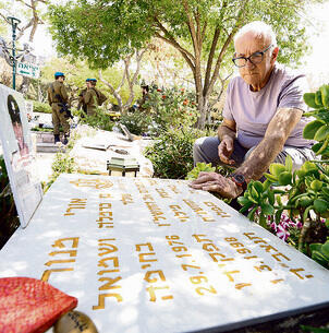 שמואל ליד קברו של בנו אורי מנור