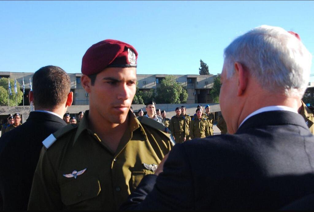 עמרי רונן מקבל דרגות קצונה מרה"מ נתניהו בבה"ד 1