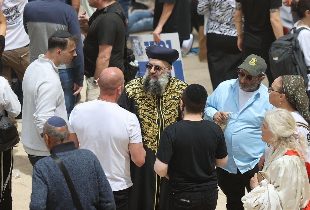 אייל ציונוב בבגדי הראשון לציון (צילום: אלכס קולומויסקי) אייל ציונוב מתחזה של הרב דוד יוסף