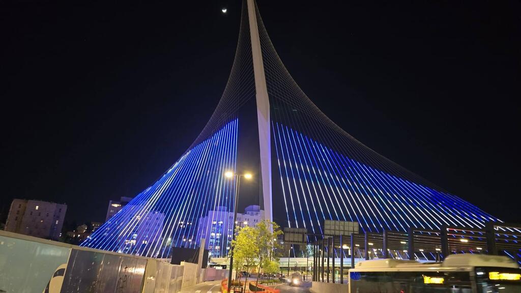 The Jerusalem Chords Bridge lit in the national colors (Photo: Yossi Zamir) ירושלים ביום העצמאות ה 78 למדינת ישראל