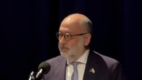 הקונסול תקף את מתנגדי הממשלה – וספג קריאות „בושה”: „מבזה את הנופלים” | תיעוד