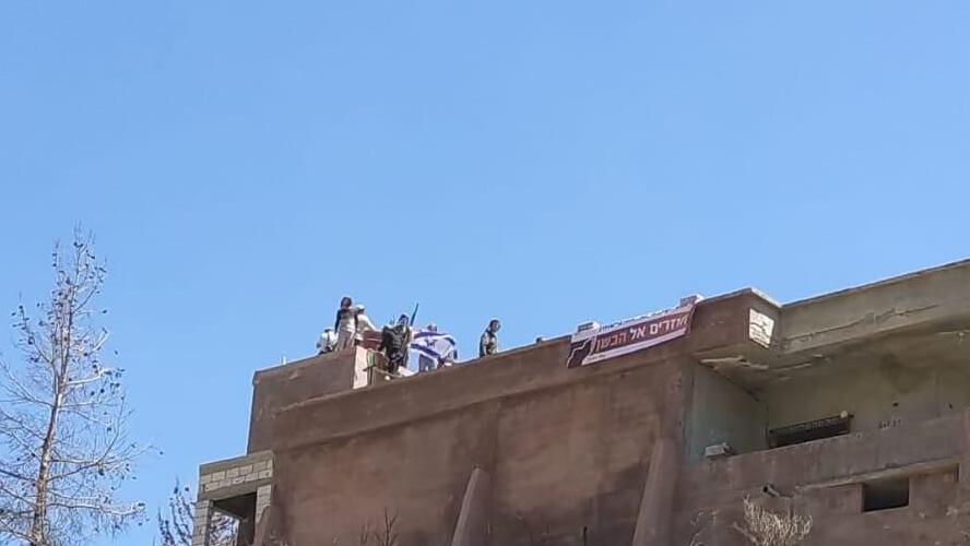 פעילי "חלוצי הבשן" בכפר הסורי חאדר (צילום: חלוצי הבשן) מתנחלים מתנועת חלוצי הבשן מתבצרים בכפר חאדר מעבר לגבול סוריה