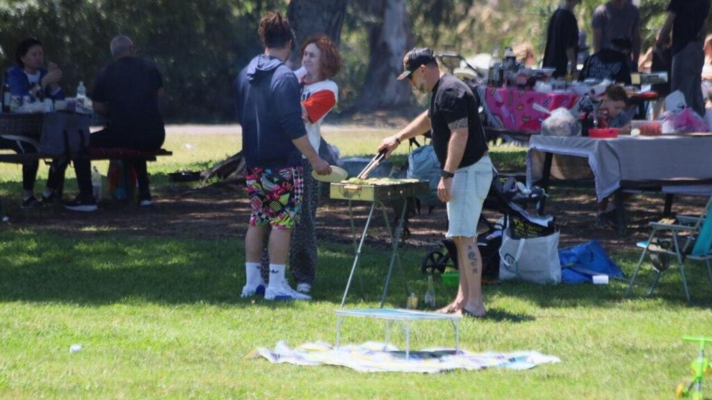 צילום: מיקי שמידט משפחות עושות על האש ביום העצמאות בפארק הירקון