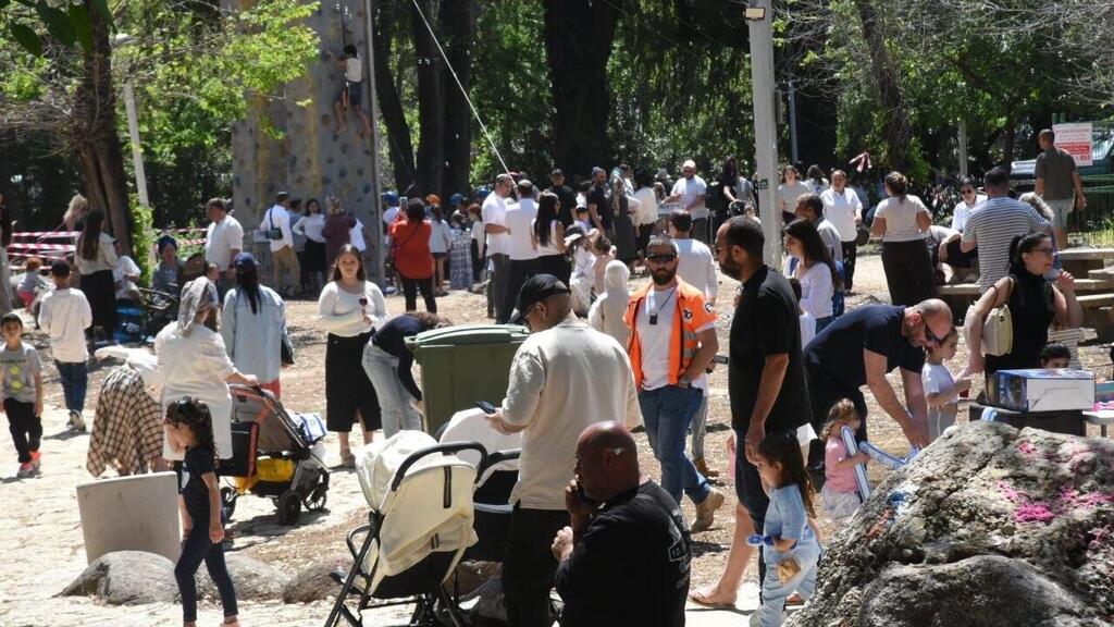 צילום: אביהו שפירא משפחות מבלות ביום העצמאות בקריית שמונה