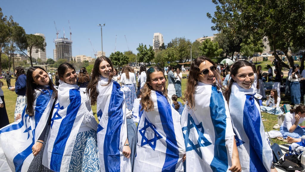 חוגגים 78 למדינה בגן סאקר (צילום: אלכס קולומויסקי) משפחות עושות על האש ביום העצמאות בירושלים