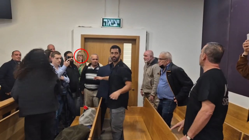 איריס ענבים תומכת נתניהו בדיון תיקי האלפים