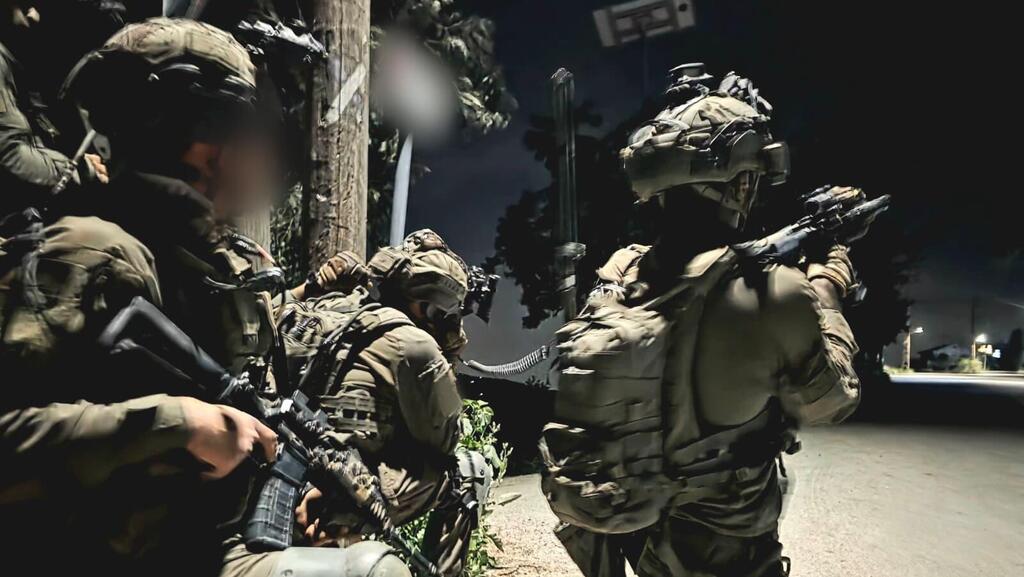 כוחות צה"ל בכפר דבין, בעומק 12 ק"מ מהגבול (צילום: דובר צה"ל) פעילות של חטיבה 769 בכפר דבין דרום לבנון