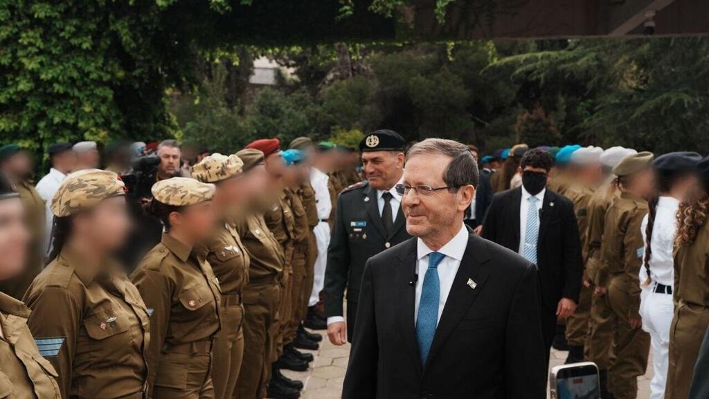 הרצוג וזמיר עם המצטיינים (צילום: אלעד מלכה) נשיא המדינה בפתח טקס החיילים המצטיינים של יום העצמאות ה-78