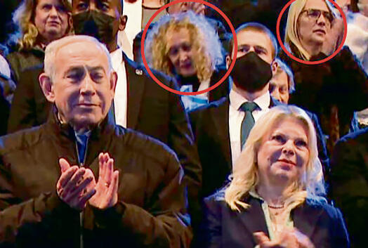 תומכות רה”מ במשפט, איריס ענבים ומירי פלונסקי, מאחורי הזוג נתניהו