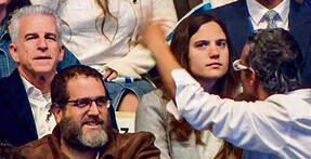 לצד "תומר משקף לבן". ראש המוסד