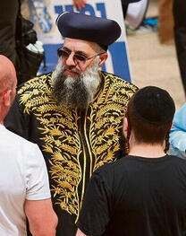 בגלימת הראשון לציון. אייל ציונוב