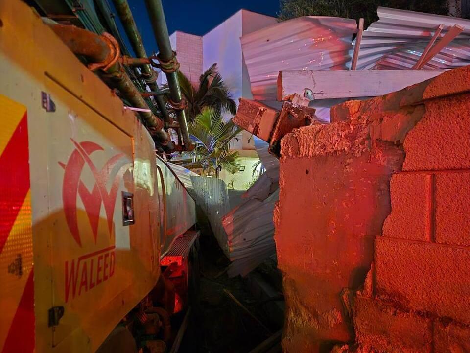 הנזק לחומה מפגיעת המשאית זירת התאונה בראש העין