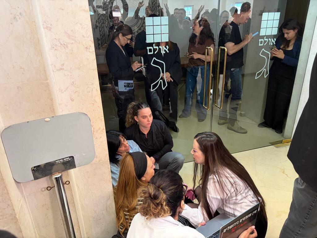 צילום: עידן בלומהוף אזרחים ניסו להיכנס לאולם