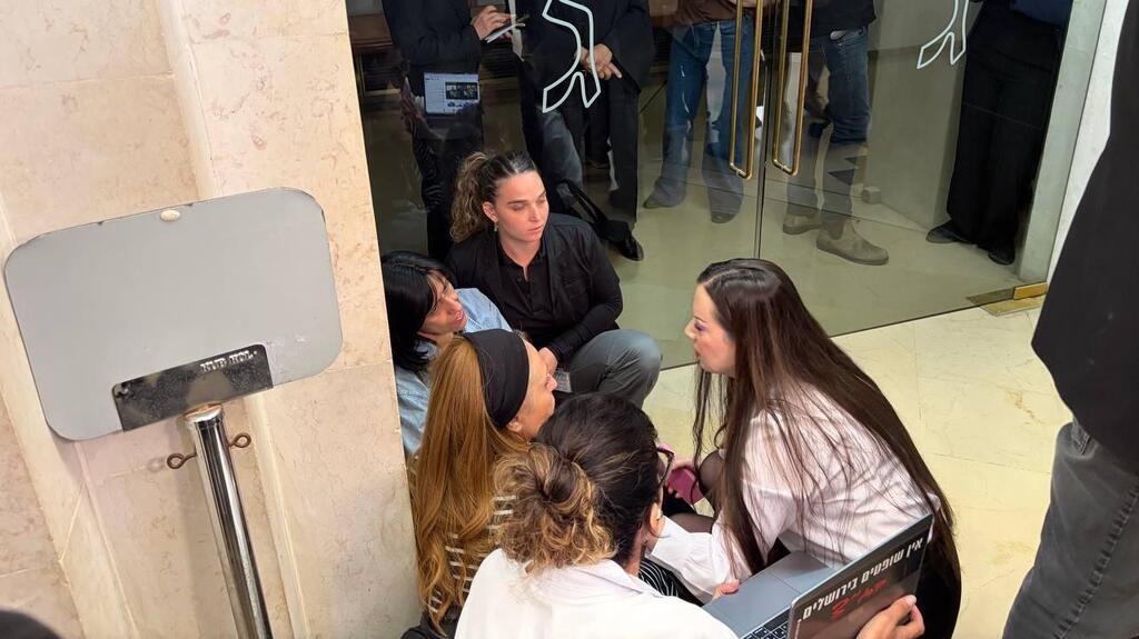 צילום: עידן בלומהוף אזרחים ניסו להיכנס לאולם